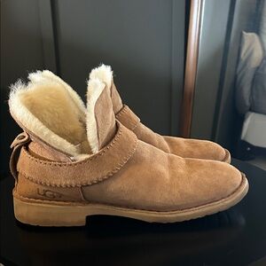 UGG Women's McKay Ankle Shear Shooties